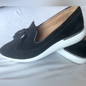 Gently used J&M shoes with tassels. Truefoam cushioning. Black suede leather.